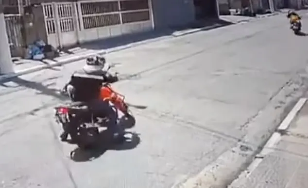 لحظه ای که دزد موتورسیکلت جوان چند ثانیه پس از دزدی به طور ناگهانی می‌میرد