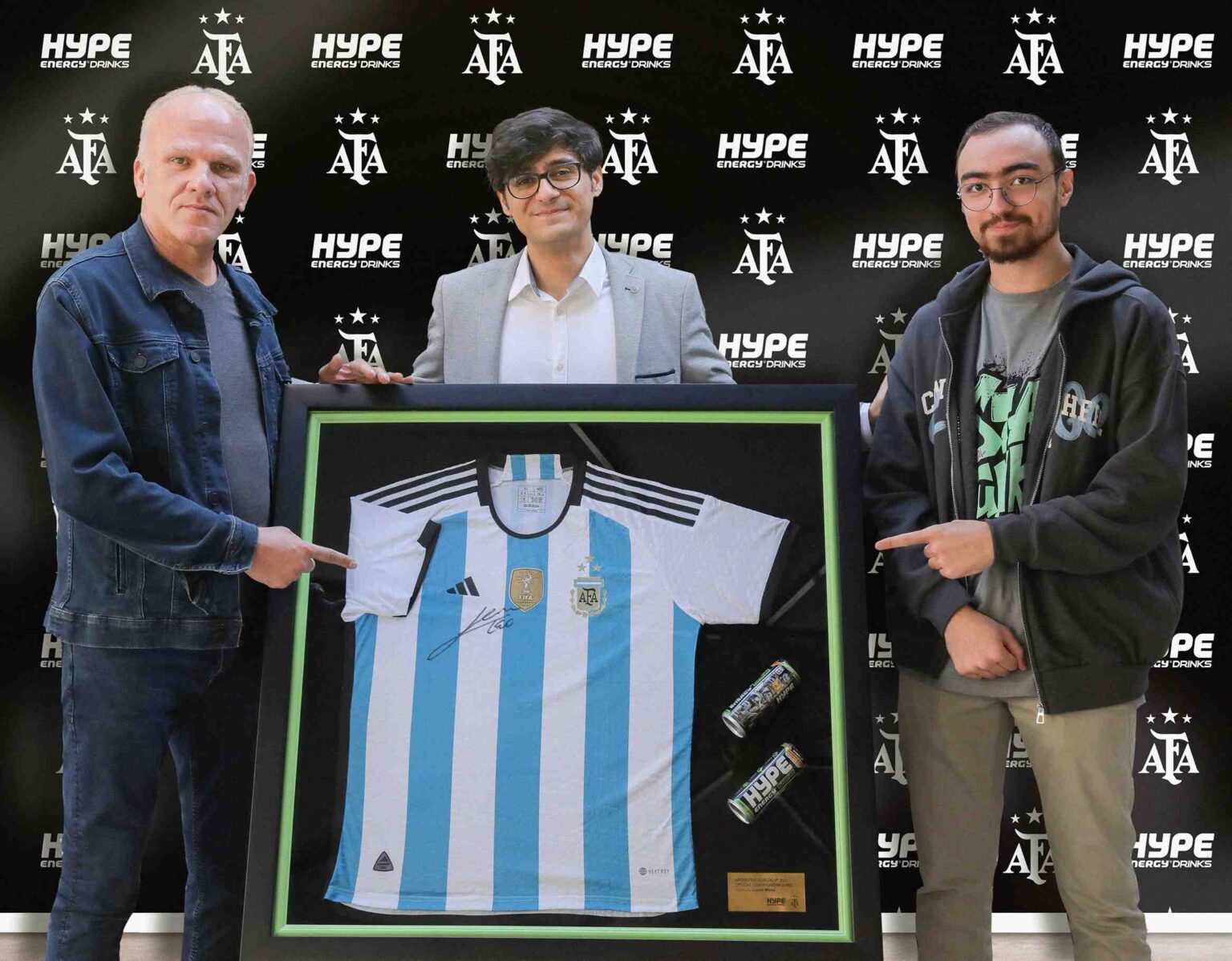 ۳ پیراهن تیم آرژانتین با امضای مسی به طرفداران ایرانی اهدا شد