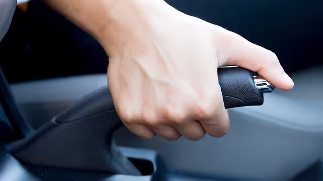 in article image how to safely stop your car if your brakes fail - ۱۱ نکته مهم برای رانندگان که در مراکز تعلیم رانندگی به شما یاد نمی‌دهند