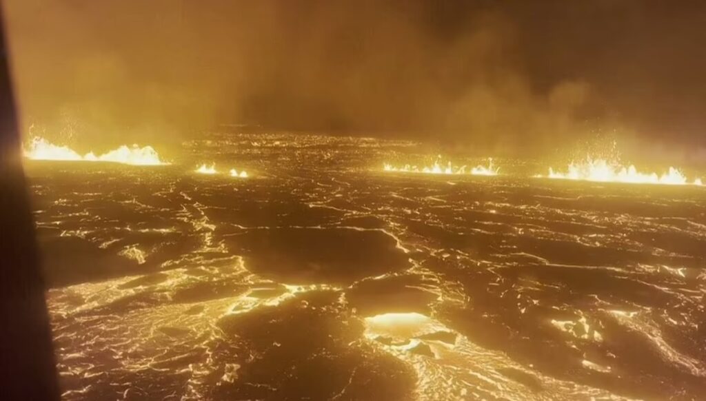 تصاویر شگفت انگیز از فوران کم نظیر آتشفشان ریکیانس در ایسلند + ویدیو