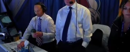 اشتباه چندش آور گزارشگر هاکی در اتاق پخش و نوشیدن از لیوان آب دهان همکارش + ویدیو