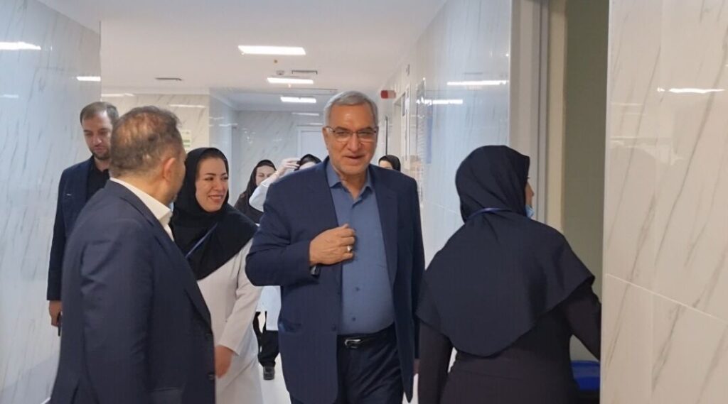 ماجرای حضور وزیر بهداشت و خبرنگار صدا و سیما در اتاق زایمان بیمارستان فردیس