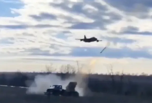 لحظه‌ای که یک خلبان جنگنده روسیه از شلیک نیروهای خودی جان سالم به در می‌برد