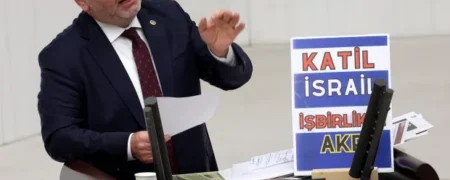 لحظه سکته نماینده مجلس ترکیه هنگام سخنرانی در پشت تربیون + ویدیو