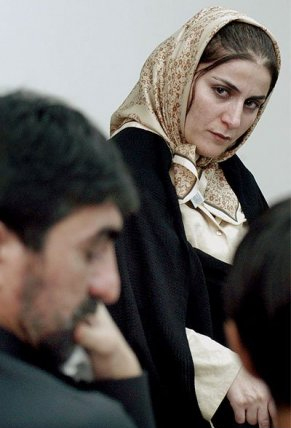 ابراز عشق شهلا جاهد به ناصر محمدخانی با دستان بسته در دادگاه + ویدئو