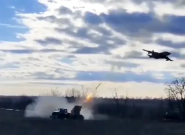لحظه‌ای که یک خلبان جنگنده روسیه از شلیک نیروهای خودی جان سالم به در می‌برد