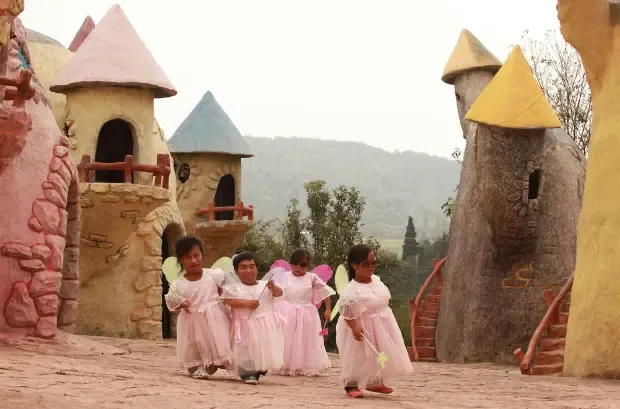 «پادشاهی مردمان کوچک»؛ پارک تفریحی عجیب کوتاه قامتان در چین