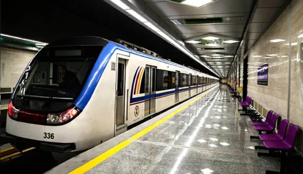ماجرای نمایش مشخصات مسافران روی مانیتور سالن مترو مشهد 