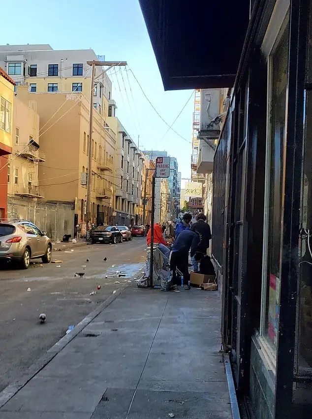 وضعیت دردناک یک معتاد به فنتانیل در خیابان‌های سانفرانسیسکو 