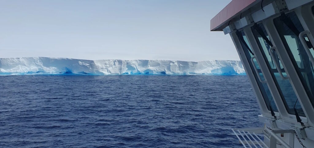 ویدئوی خیره کننده از به حرکت درآمدن بزرگترین کوه یخ جهان بعد از ۳۰ سال 