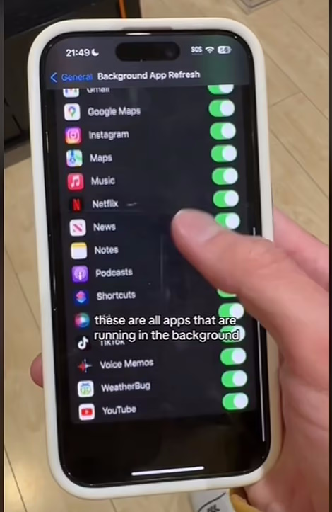 79099381 12878341 Morgan also urged iPhone owners to turn off their background act a 23 1702934774533 - بهترین ترفندها برای صرفه جویی در باتری آیفون از زبان کارمند سابق اپل + ویدئو