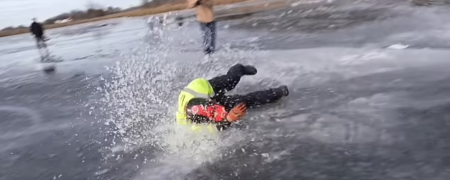 موتورسواری روی یخ! لحظه سانحه برای یوتیوبر معروف روی حوضچه یخی + ویدیو