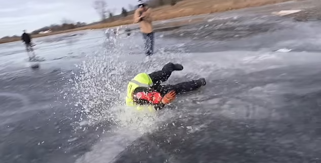 موتورسواری روی یخ! لحظه سانحه برای یوتیوبر معروف روی حوضچه یخی + ویدیو