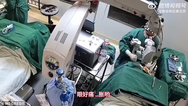 لحظه تکان دهنده مشت زدن به بیمار ۸۲ ساله توسط پزشک حین عمل جراحی + ویدئو