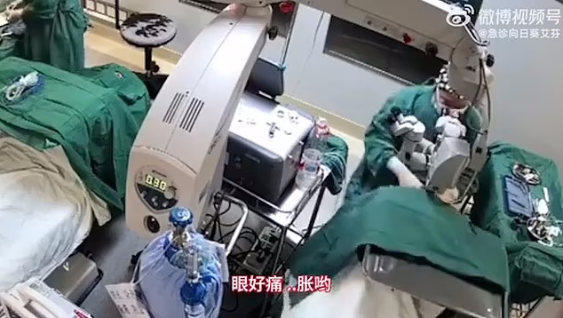 لحظه تکان دهنده مشت زدن به بیمار ۸۲ ساله توسط پزشک حین عمل جراحی + ویدئو