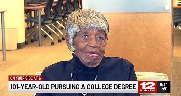 زن ۱۰۱ ساله که پس از ۸۱ سال وقفه به کالج بازگشته است