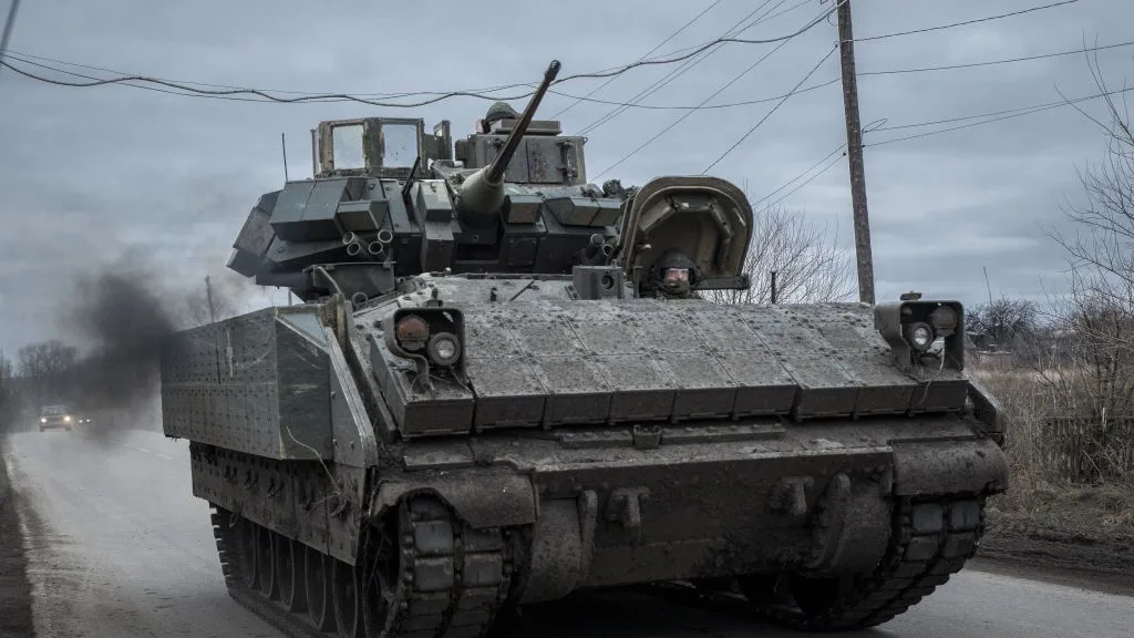 تصاویری نادر از نبرد نزدیک خودرو زرهی بردلی آمریکا و BMP روسیه در اوکراین + ویدیو