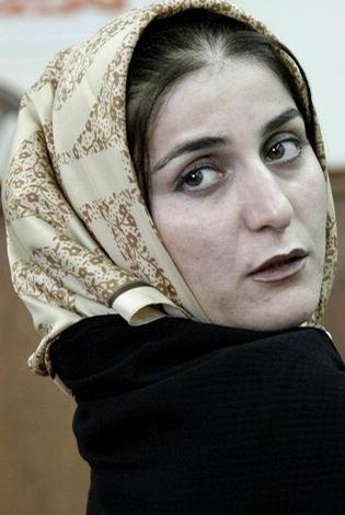 ابراز عشق شهلا جاهد به ناصر محمدخانی با دستان بسته در دادگاه + ویدئو