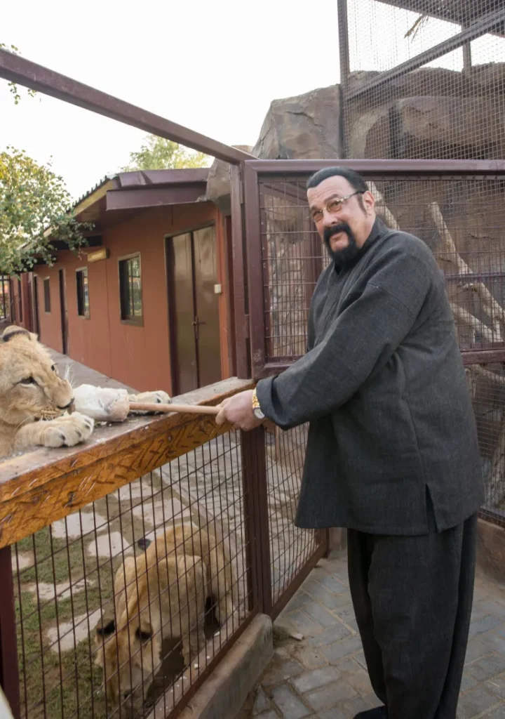 تصاویر عجیب از دو طرفدار پوتین؛ استیون سیگال و جرج گلووی در باغ وحش دبی + ویدئو
