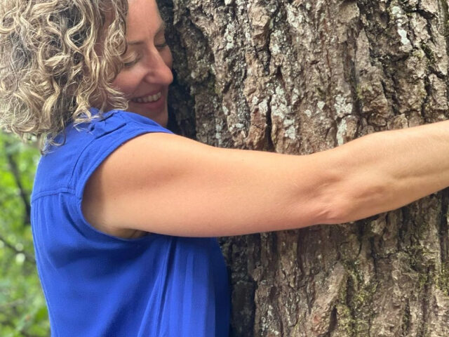 زن ۴۵ ساله‌ای ادعا می‌کند که با یک درخت بلوط رابطه شهوانی دارد