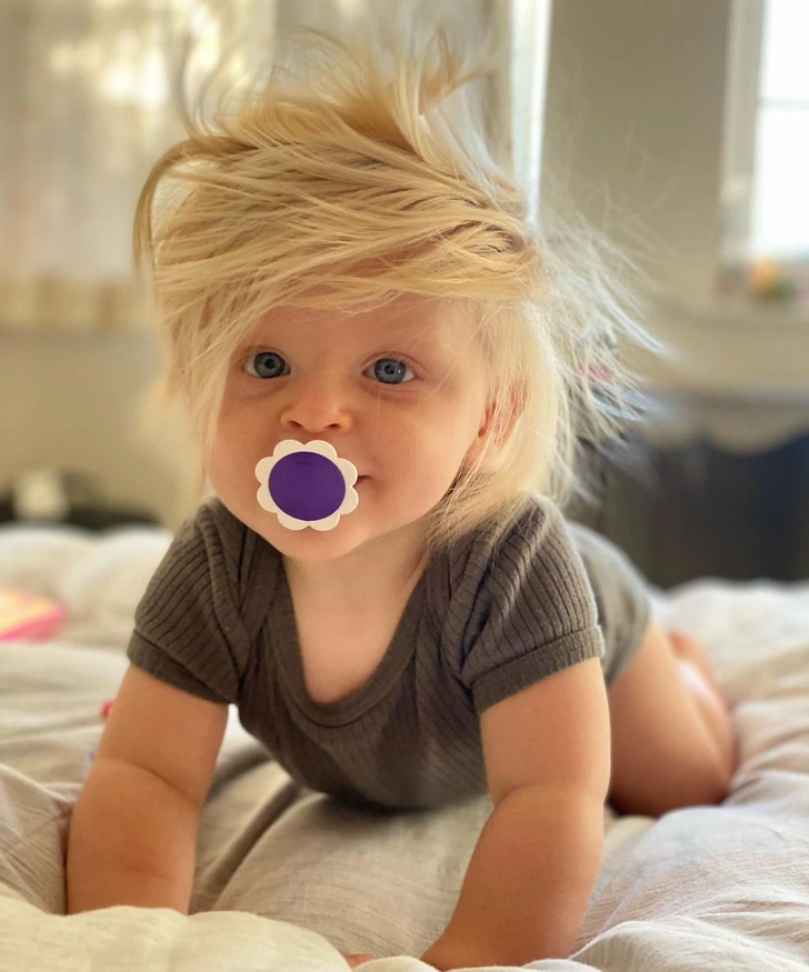 کودکی با موهای بلوند و بسیار بلند که موهایش تبدیل به یک معما شده است
