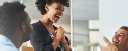 اگر می خواهید در محل کارتان محبوب شوید این رفتارها را کنار بگذارید