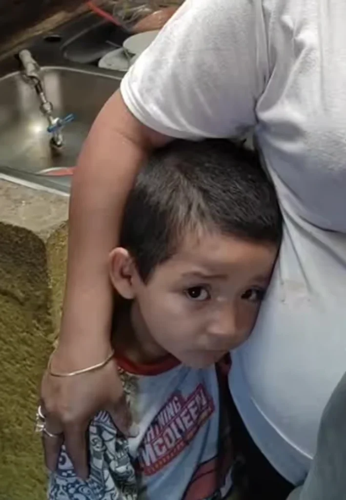 تلاش پسربچه مهربان برای کمک به مادر بیکارش با فروش تنها اسباب بازی اش