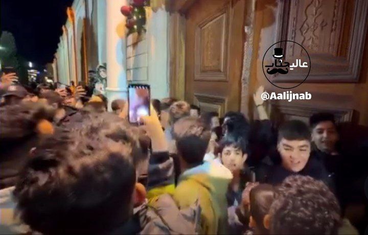 هجوم مردم به کلیسای وانک اصفهان با شعارهای عجیب + ویدئو
