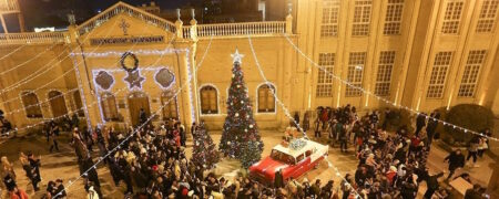 هجوم عده ای از مردم به کلیسای وانک اصفهان در شب کریسمس با شعارهای عجیب + ویدئو