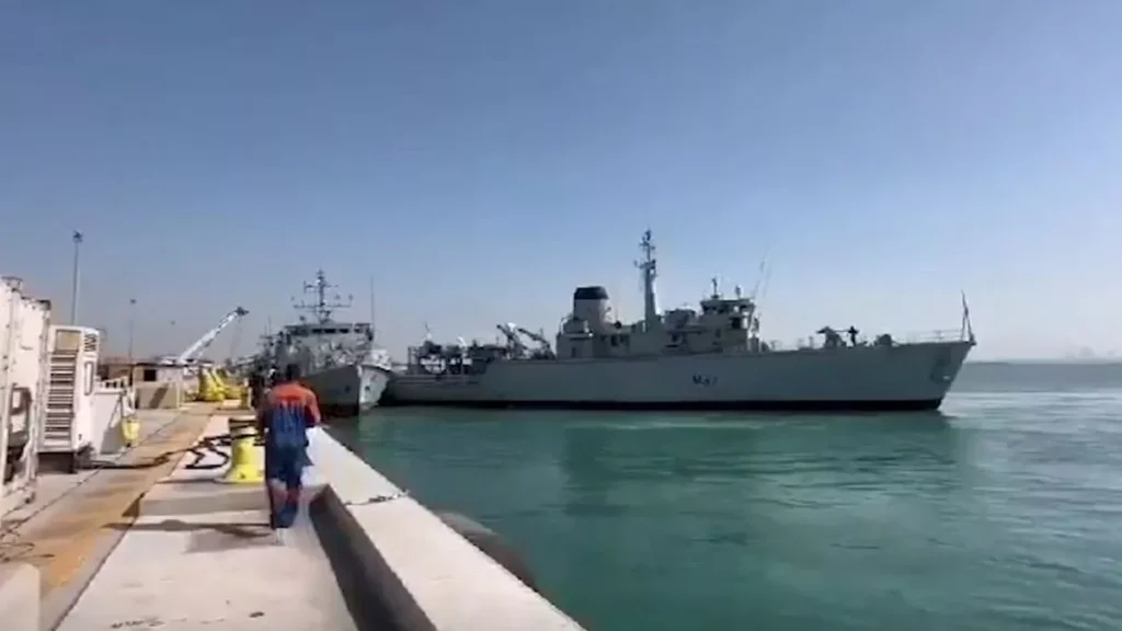 لحظه‌ی برخورد دو ناو جنگی نیروی دریایی بریتانیا در سواحل بحرین + ویدیو