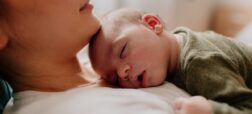 چرا بی‌خوابی نوزادان در شب نشانه‌ی خوبی است؟