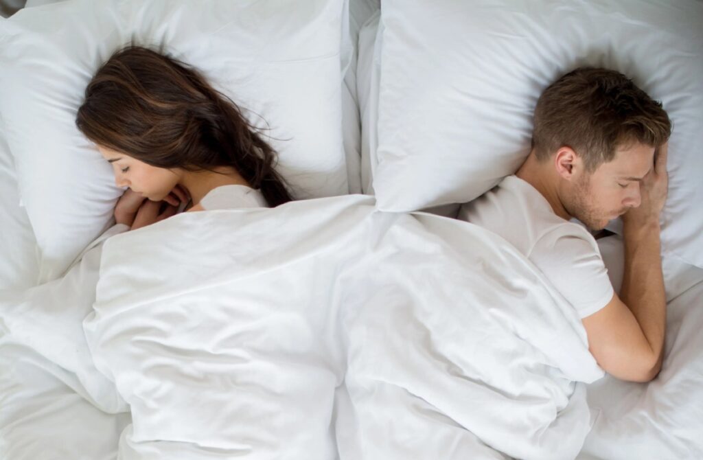 خوابیدن در سمت چپ یا راست تختخواب درباره شخصیت شما چه می‌گوید؟