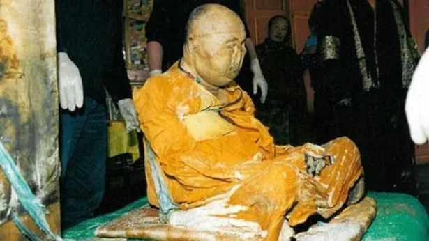 سنت عجیب خودمومیایی کردن راهبان بودایی ژاپنی