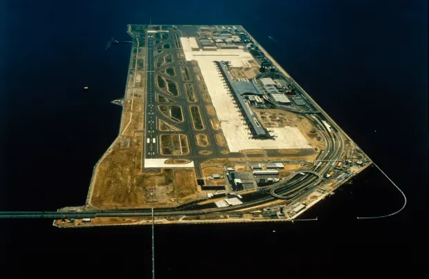 نگاهی به فرودگاه شناور کانسای ژاپن که در حال غرق شدن است 