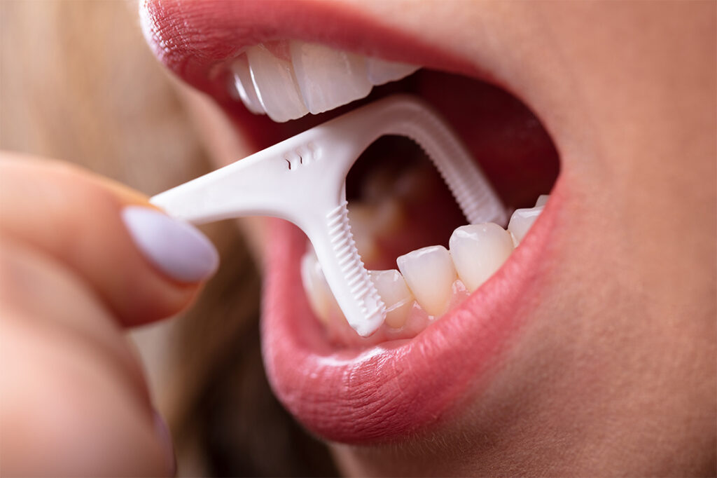 نخ دندان کمانی بهتر است یا نخ دندان معمولی؟