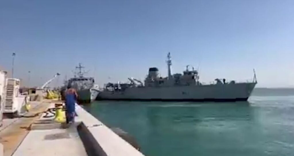 لحظه‌ی برخورد دو ناو جنگی نیروی دریایی بریتانیا در سواحل بحرین