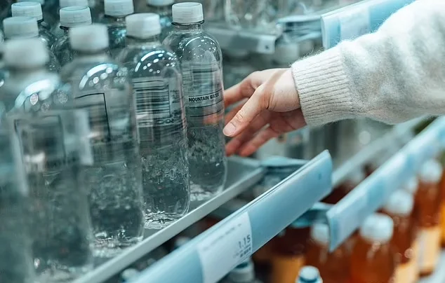 آب بطری‌ها حاوی بیش از 240 هزار ذره نانوپلاستیک سرطان‌زا هستند