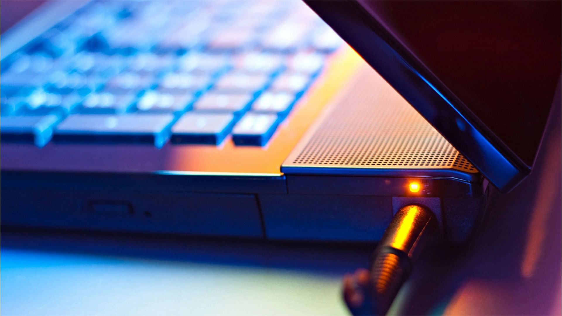 Ноутбук выключается от батареи. Работа за ноутбуком. Почему компьютер ноутбук выключается. Почему ноутбук отключается сам. Ноутбук выключается от батареи.