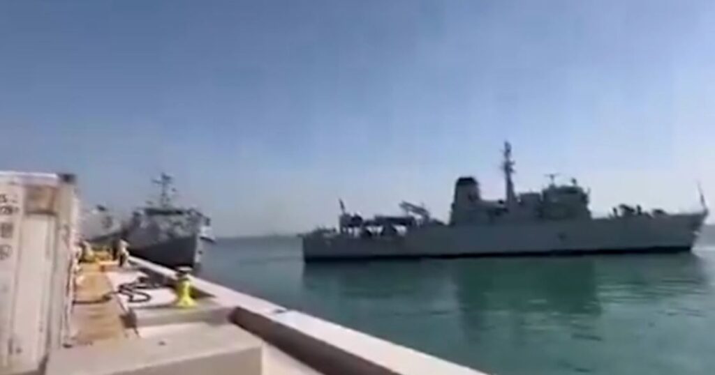 لحظه‌ی برخورد دو ناو جنگی نیروی دریایی بریتانیا در سواحل بحرین