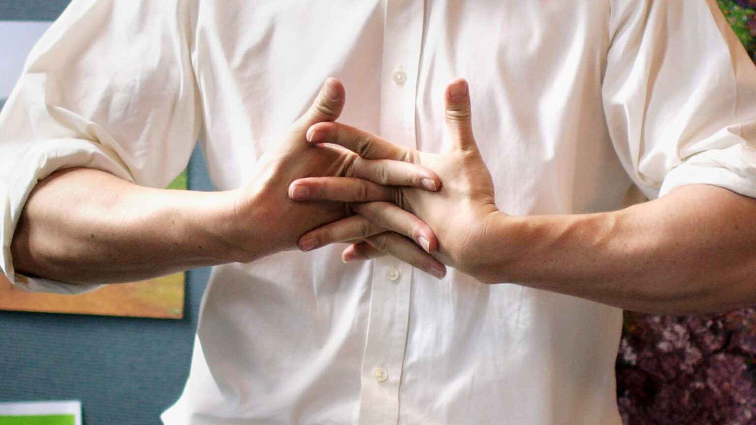 Разминает руки. Хрустят болит пальцы рук. Мужская рука. Щелканье суставами. Хрустят болит пальцы рук.