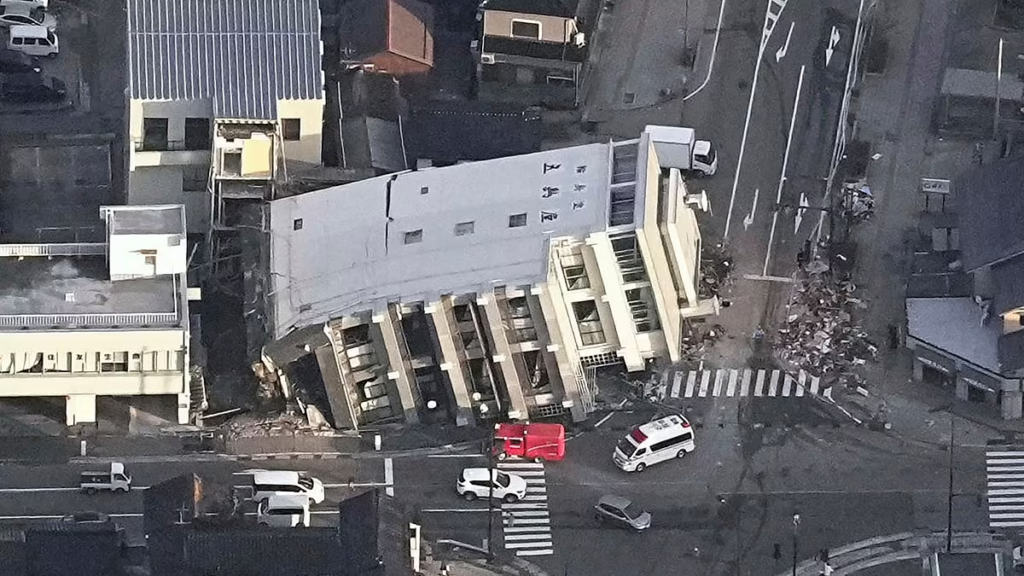 ویرانی های زلزله مرگبار ۷.۶ ریشتری در ژاپن پس از ۱۵۰ زمین‌لرزه در ۲۴ ساعت قبل + ویدیو