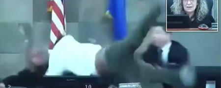 حمله غیر منتظره مجرم به قاضی آمریکایی هنگام صدور حکم + ویدیو