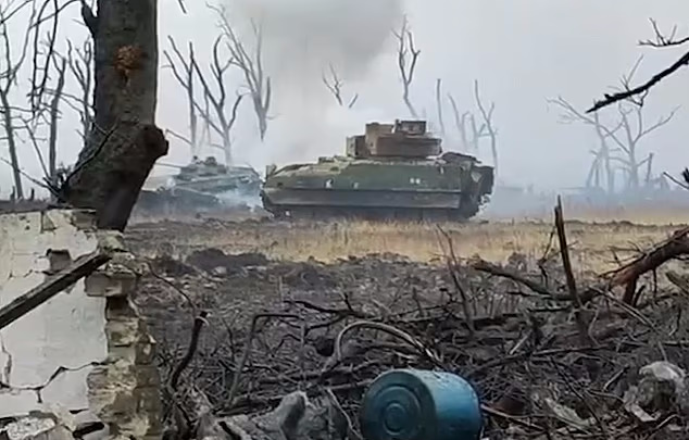 لحظه دراماتیک نابودی ۳ خودروی زرهی BMP-2 روسیه توسط بردلی آمریکایی + ویدئو