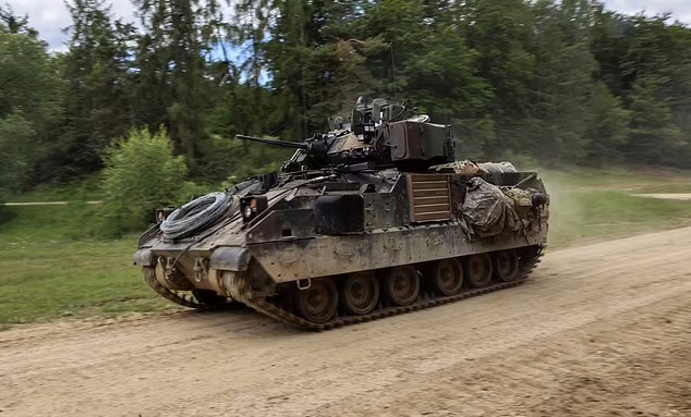 لحظه دراماتیک نابودی ۳ خودروی زرهی BMP-2 روسیه توسط بردلی آمریکایی + ویدئو