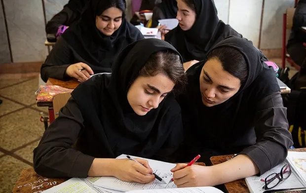 مقایسه نمرات و مخارج دانش آموزان ایرانی با سایر کشورها و ۵ دلیل عمده افت تحصیلی