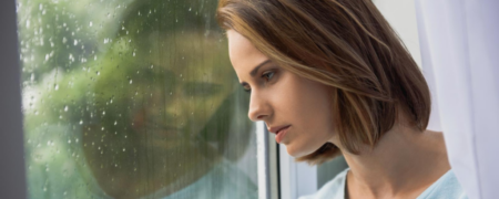 ۸ رفتار زنانی که سعی در پنهان کردن احساس نارضایتی خود در زندگی دارند