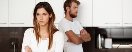۷ رفتار مردانی که در رابطه عاشقانه از نظر عاطفی در دسترس نیستند