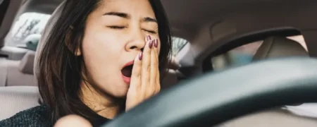 ۱۰ عادت رایج برای بیدار ماندن حین رانندگی که می‌تواند نشانه بیماری جدی باشد