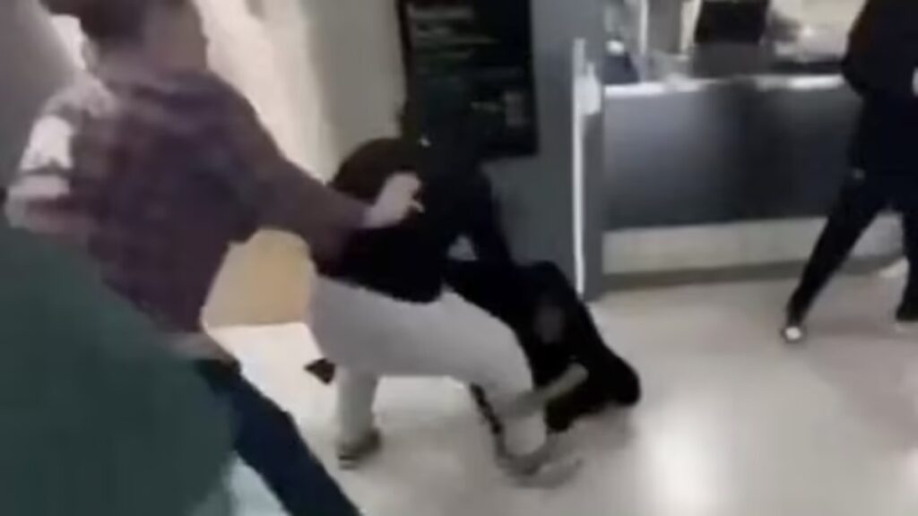 لحظه کتک‌کاری دو دختر دبیرستانی در آمریکا که به دخالت پلیس ختم شد + ویدیو
