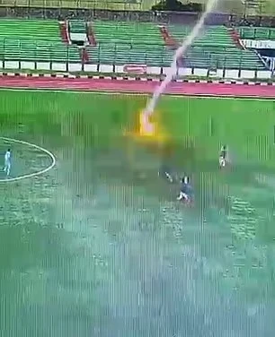 لحظه‌ای که بازیکن فوتبال در حین بازی در اندونزی بر اثر اصابت صاعقه جان باخت 